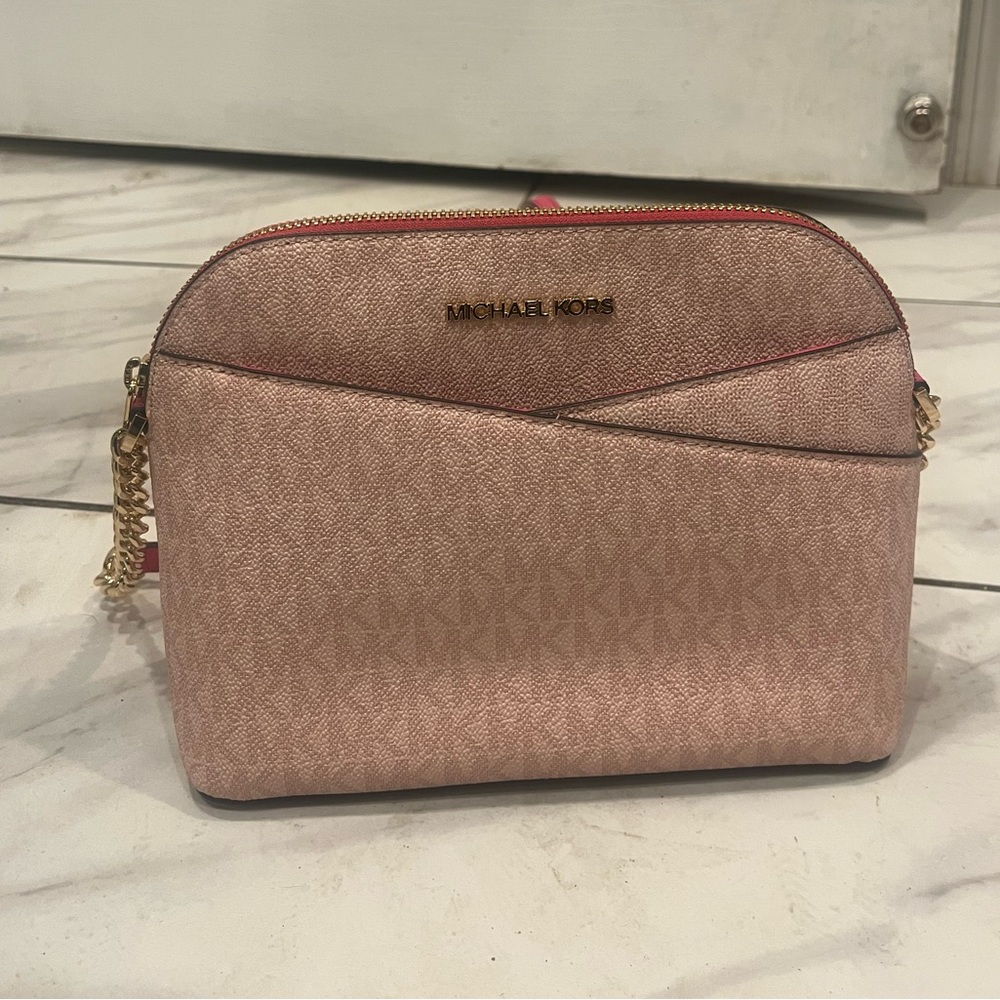 Jet Set Travel Medium Logo Dome Crossbody Bag